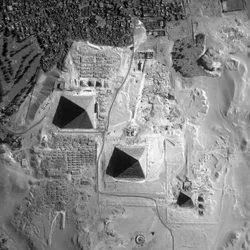 Satellitvy över pyramiderna i Giza, Egypten. Kredit NASA.